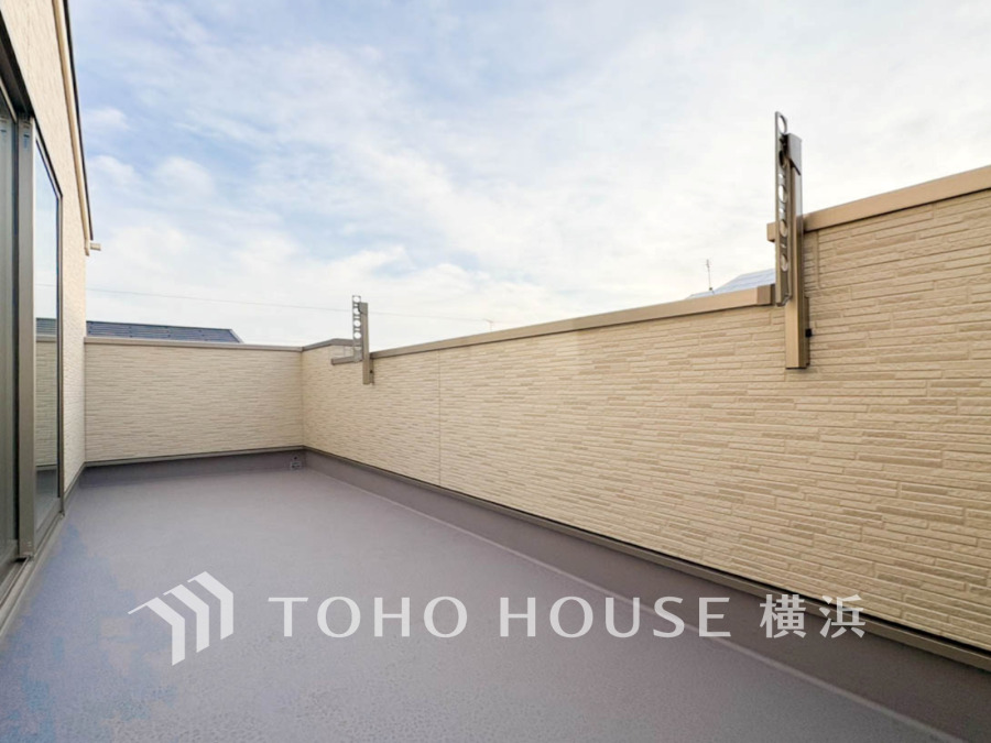 開放感あふれる広々としたバルコニーは、日々の洗濯物を干すだけでなく、お子様と外遊びを楽しんだり、季節の植物を育てたり、家族の憩いの場にぴったりです。
