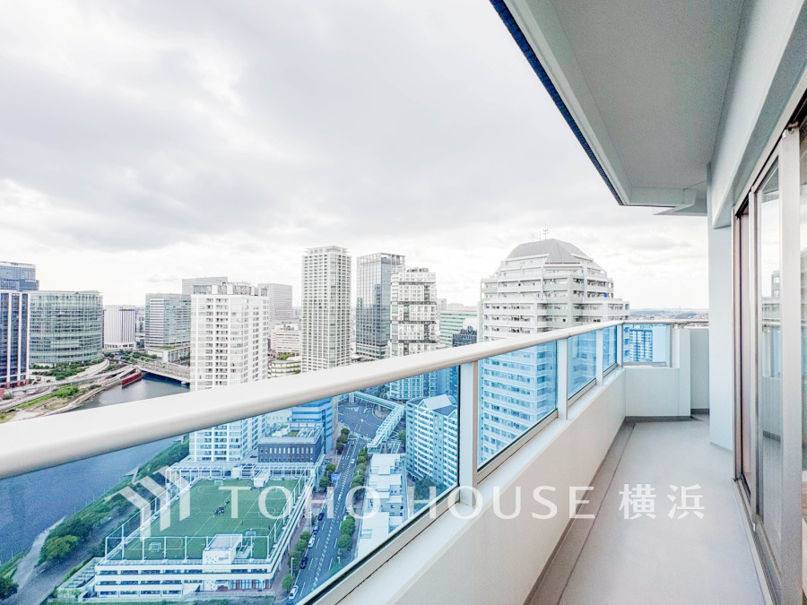 【横浜】の街の風景を広く一望できる魅力の眺望は、開放的でお住まいの価値の一つでもあります。朝も昼も夜も異なった表情を見せる街の風景は、心豊かな毎日を彩ってくれることでしょう。