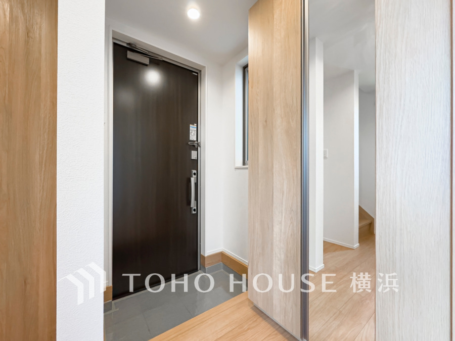 居住者の帰り、訪れる方を優しく迎え、やすらぎに満ちた生活空間を予感させる。健やかな暮らしを楽しめそう。