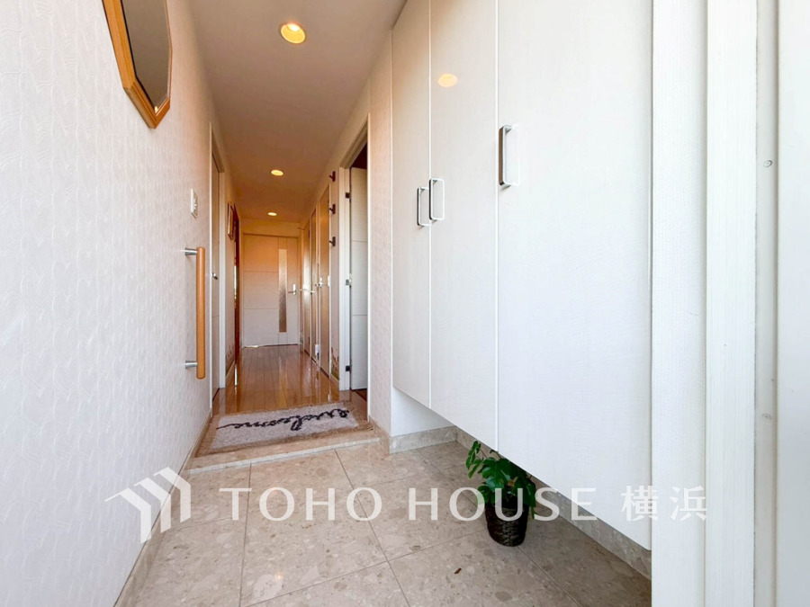 清潔感あふれる玄関ホール。収納豊富なシューズボックスでスッキリとした空間を実現しています。