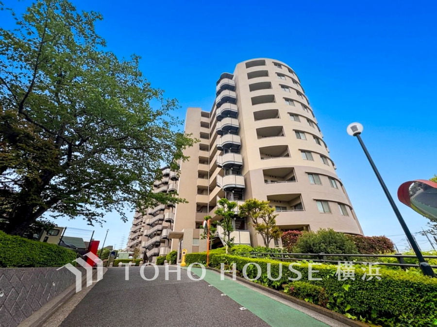 穏やかな風と陽光を導き、プライバシーに配慮された設計プランを採用し、居住性を一段と心地よいものにしています。周辺環境とのコラボレーションにより明るく開放的な空間を演出。