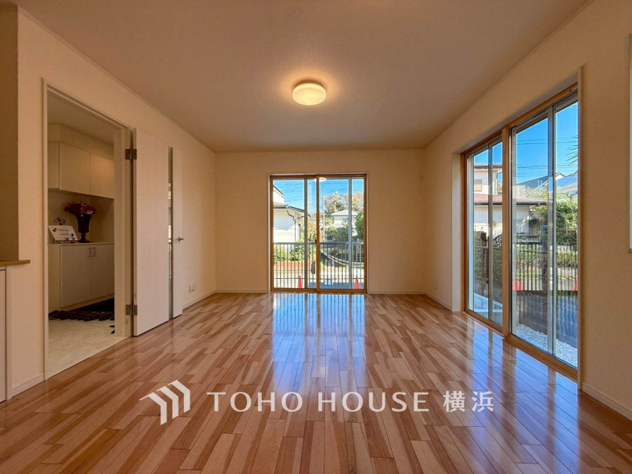 開放的な広さと2面採光がもたらす、光溢れ豊かな居住空間はこの住まいのクオリティを感じさせてくれます。豊かな時間が流れるこの場所に暮す喜び