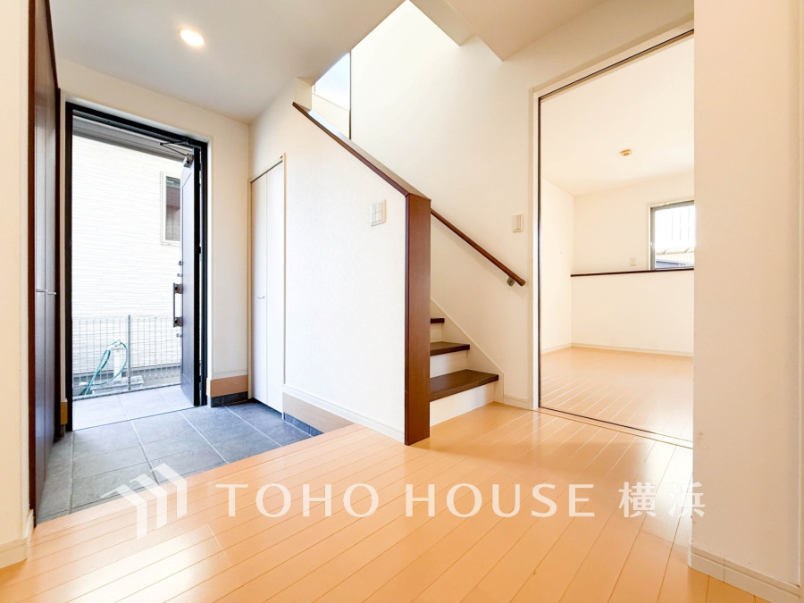 開放感のある玄関ホール。帰り着くとホッと落ち着けるような色合いのデザインで、爽やかさを感じられる空間に仕上げました。ここに住まう幸せをいつも感じてしまいそうな空間。