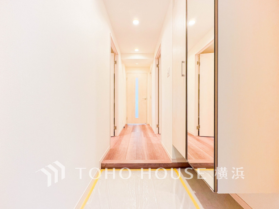 清潔感溢れる玄関がお出迎えする本邸宅の物語は、ここから始まる日常を期待させます。この場所には「希望」と「優越」で包み込んでくれる「特別」な空間があります。