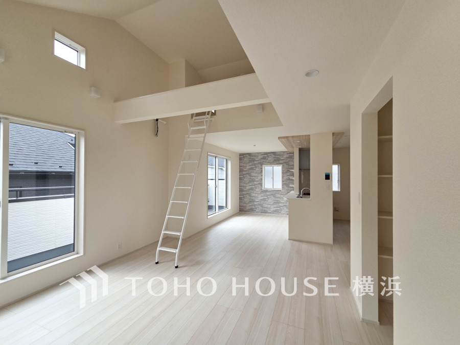 ここにはみんなが集い、食事と楽しい会話が始まる。話に夢中になりすぎて、ついつい時を忘れてしまう。そんな束の間の幸せを感じさせてくれる場所。