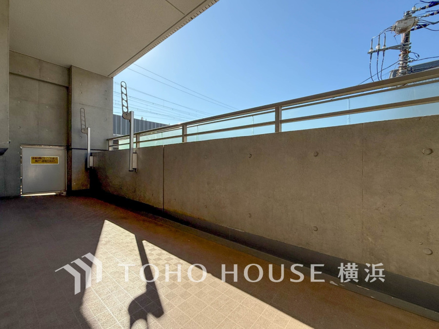 陽当たり良好な広々バルコニー。シンプルなデザインで洗濯物もたっぷり干せる快適な空間です。