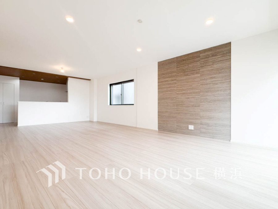 明るく開放的なリビングは、木目調のアクセント壁が温かみを演出。使いやすい対面キッチン付きです。