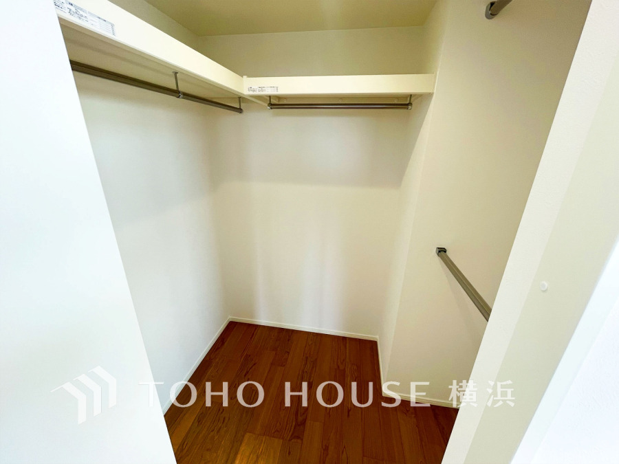 たっぷりとした収納スペース・ウォークインクローゼット。その収納力は是非ご自身の目でお確かめください。冬物のコートやスーツなど、大切なお洋服を皺なく収納できます。