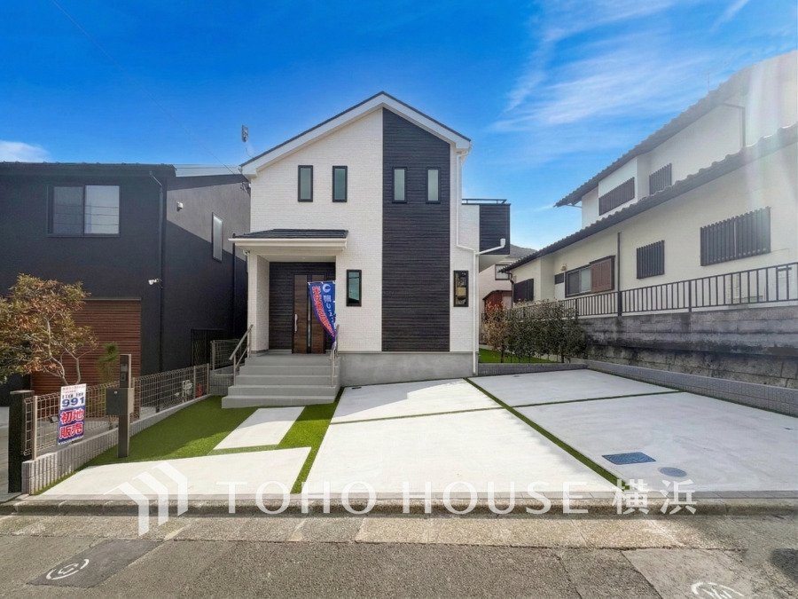 閑静な街並みに調和するスタイリッシュな外観。広々とした駐車スペースには2台駐車可能です。（車種によります）