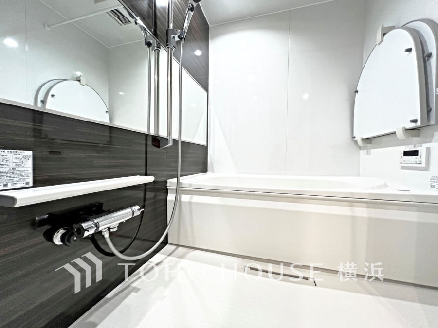 心地よいリラックスを叶える清潔感溢れる美しい空間。快適で機能的なバスルームです。
