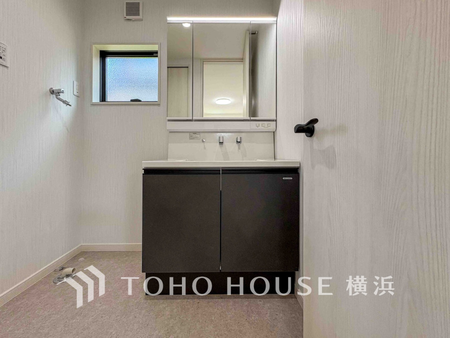 十分な大きさの洗面台は収納もさる事ながら、身だしなみチェックや歯磨きなど、朝の慌ただしい時間でもホテルライクなスペースで余裕とゆとりを感じて頂けます。
