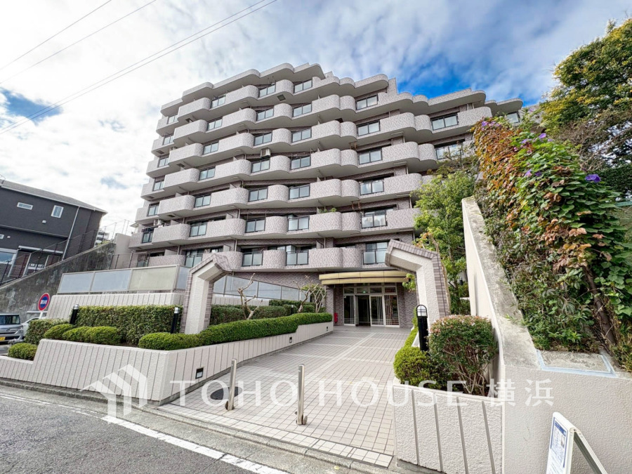 ふりそそぐ陽射しと開放的な空間形成。青空を背景に更なる美しさを醸す佇まい。暖かな陽光と爽やかな風がハーモニーを奏でる上質な空間を愉しむ暮らしがここにある。