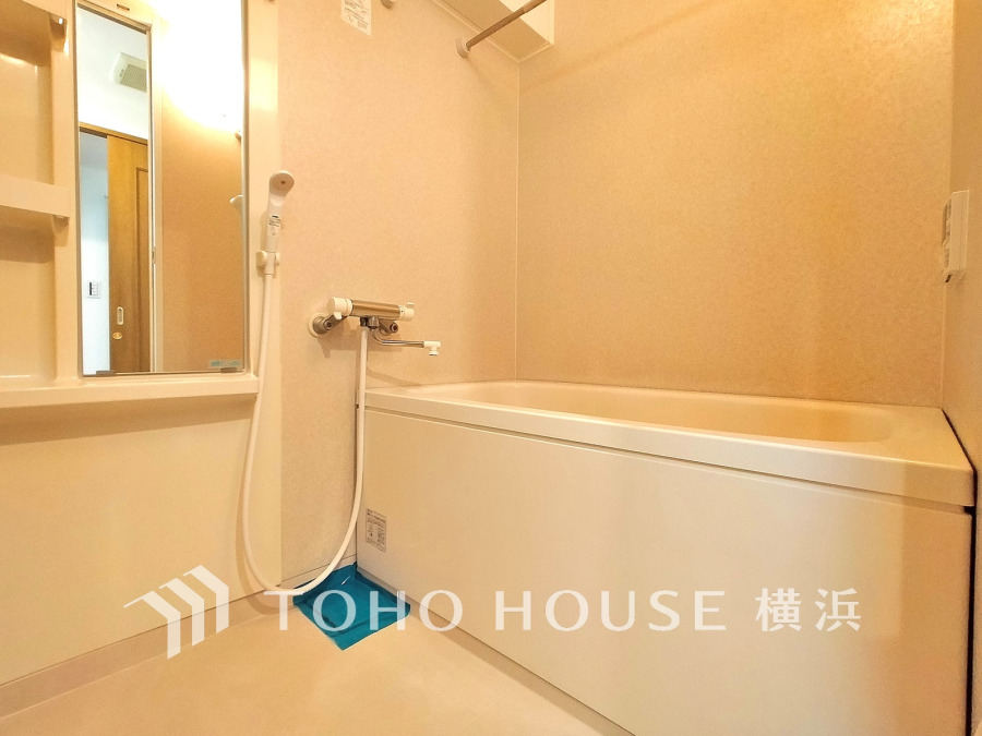 1日の疲れを取り心身を癒すことができる住まいの中のリラクゼーション空間、バスルーム。心からゆったりと寛いでいただけるよう、柔らかな色合いで仕上げています。
