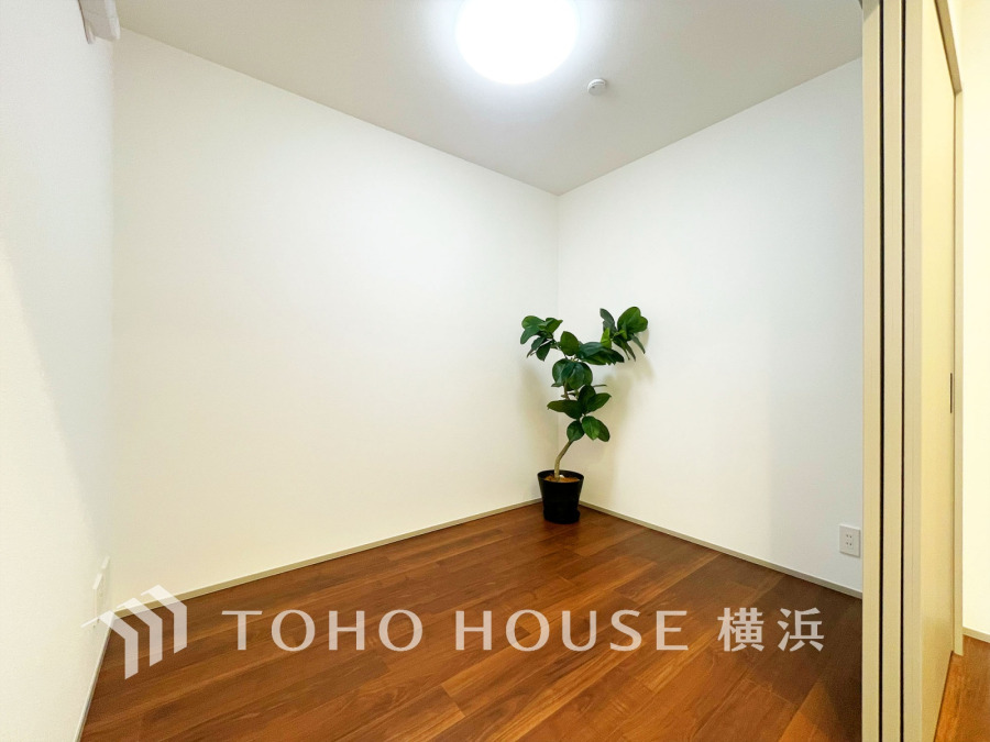 シンプルで落ち着いた洋室は、趣味や書斎など多用途に使える便利なスペースです。