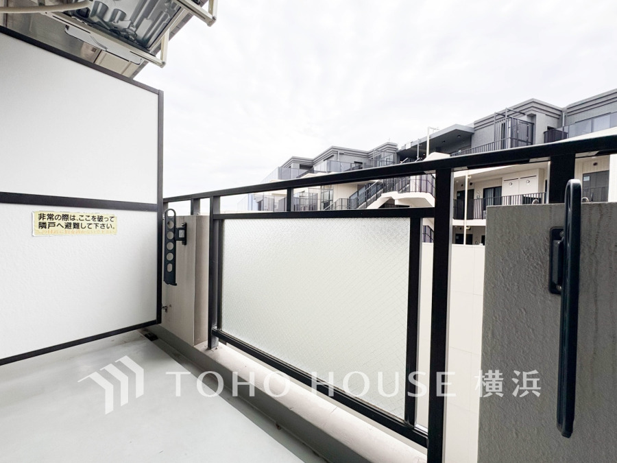 南向きのバルコニーは日当りがよく、日照時間も長い為洗濯物も短時間で乾きそう。