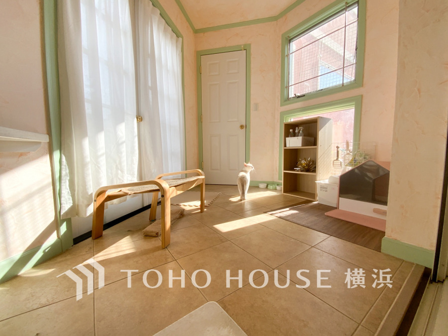 3.9帖の納戸は多くの窓から心地よい光と風が舞い込むお部屋となっています。趣味のお部屋や家事室など、自分のスタイルに合わせてカスタマイズするのも楽しいですね。