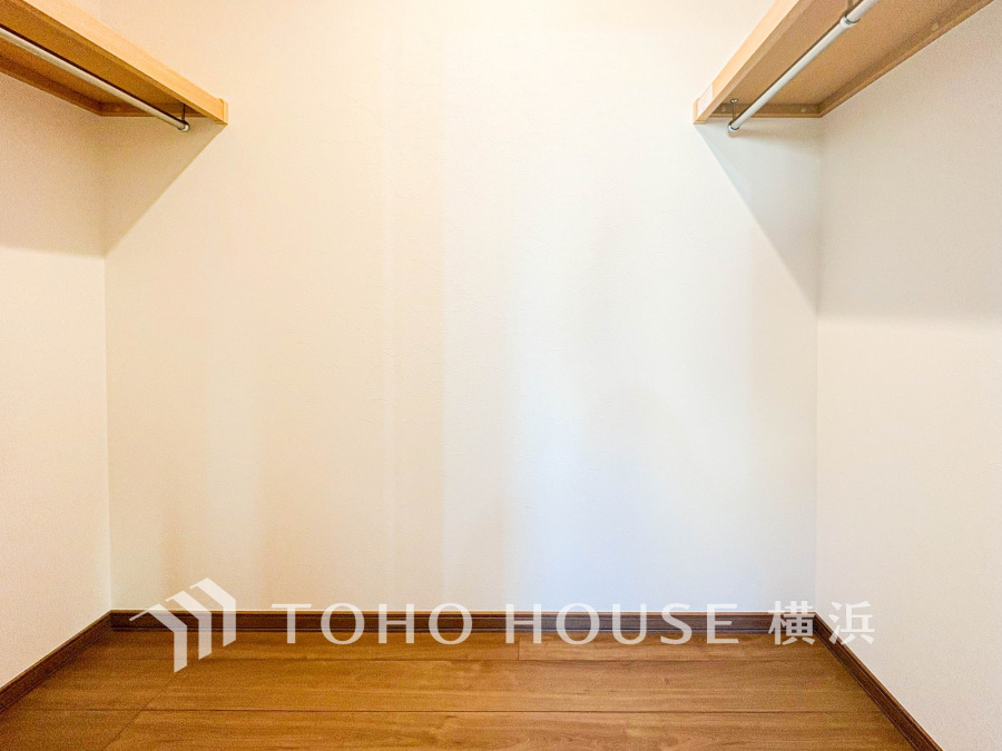 5帖の洋室に設置されたウォークインクローゼット。嵩張るものも収納できる大型収納です。