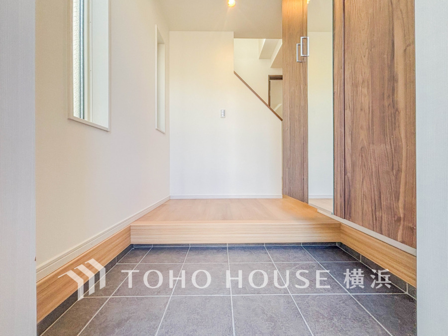 清潔感溢れる玄関がお出迎えする本邸宅の物語は、ここから始まる日常を期待させます。この場所には「希望」と「優越」で包み込んでくれる「特別」な空間があります。