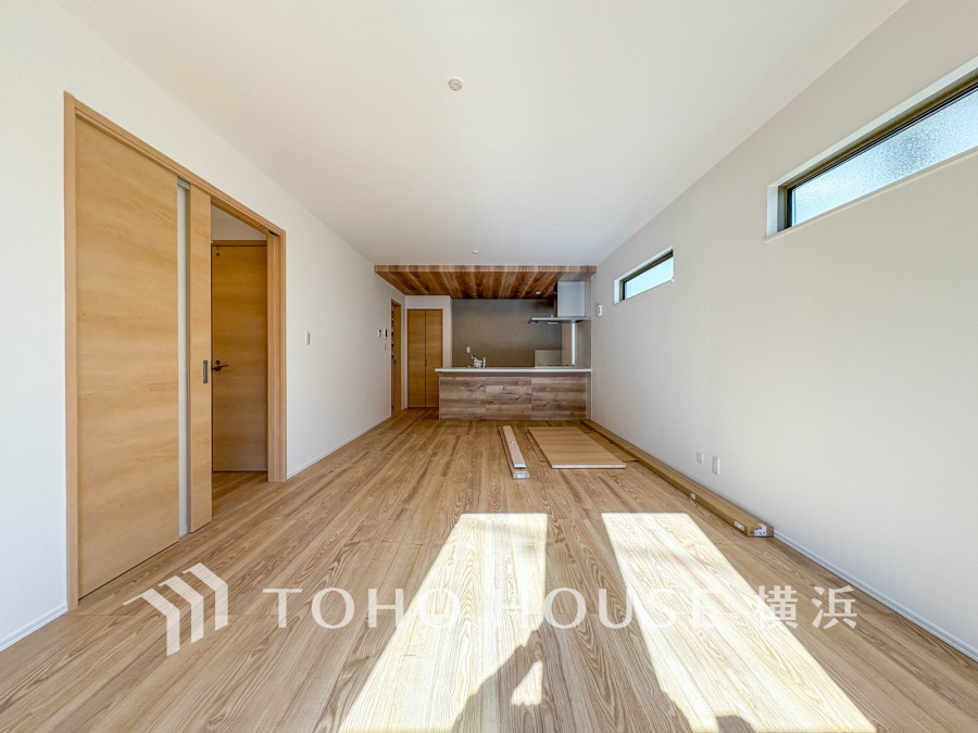 光と風が溢れる開放的なリビングダイニングには自然と家族みんなが集まってきます。明るく穏やかな空気の中で飲んだり、食べたり、笑ったり。