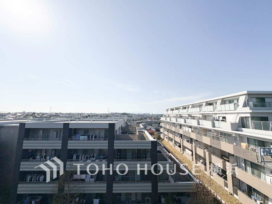 手を伸ばせば、ふれることが出来そうな環境が、そのままインテリアになったような印象です。その豊かな眺望にふさわしい空間には、通風・採光にも優れ、心地よい光と風があふれています。