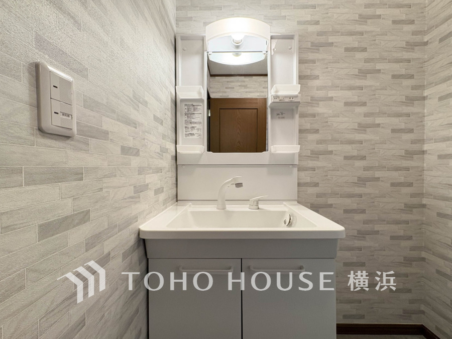 十分な大きさの洗面台は、身だしなみチェックや歯磨きなど、朝の慌ただしい時間でも余裕とゆとりを感じて頂けます。