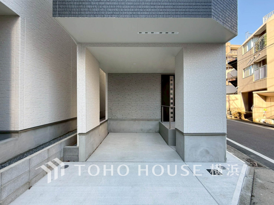 ビルトインガレージタイプのカースペース。お洒落なだけでなく、雨や風から愛車を守り、お車の乗り降りや荷物の積み下ろしもラクラク。