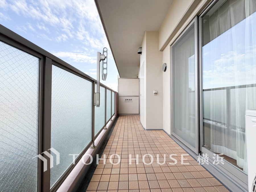 明るいバルコニーは開放的な空間を演出しながら、プライベート性も確保された空間です
