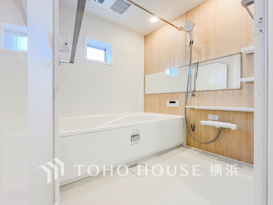 ゆったりとした大き目の浴槽が嬉しい。毎日の疲れを取る癒しの場所だからこそこだわった空間です。リラックスできる優しいカラーで、時を忘れるほどのんびりできる空間に。