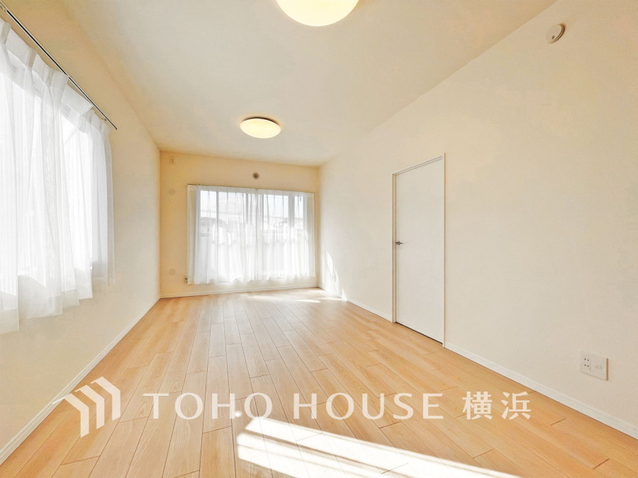 光と風があふれる開放的なリビングダイニングには自然と家族みんなが集まってきます。明るく穏やかな空気の中で飲んだり、食べたり、笑ったり。