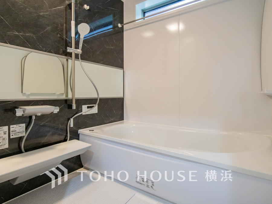 ゆったりとした大き目の浴槽が嬉しい。毎日の疲れを取る癒しの場所だからこそこだわった空間です。リラックスできる優しいカラーで、時を忘れるほどのんびりできる空間に。