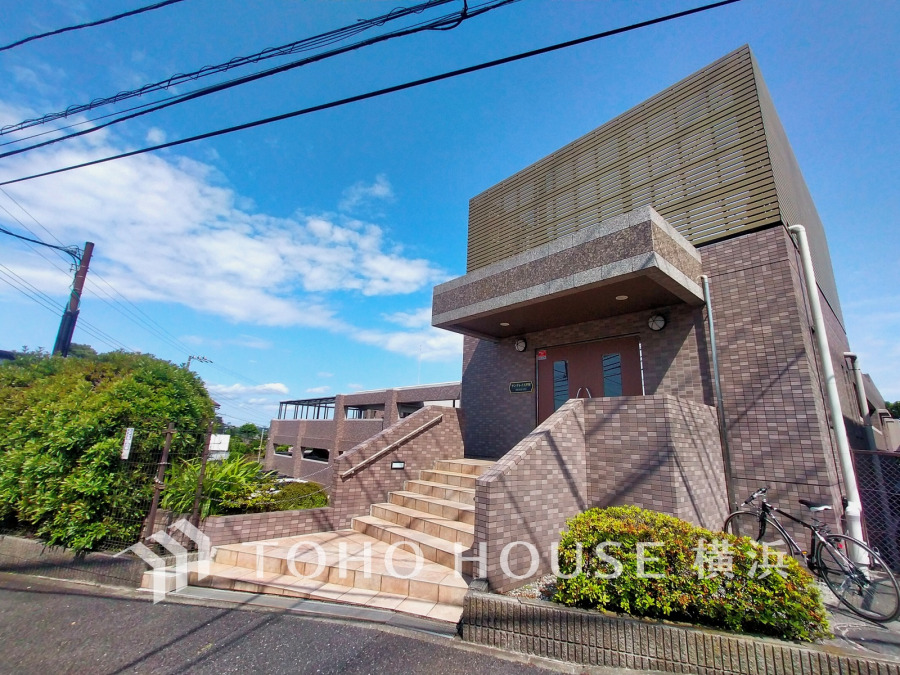 ふりそそぐ陽射しと開放的な空間形成。青空を背景に更なる美しさを醸す佇まい。暖かな陽光と爽やかな風がハーモニーを奏でる上質な空間を愉しむ暮らしがここにある。