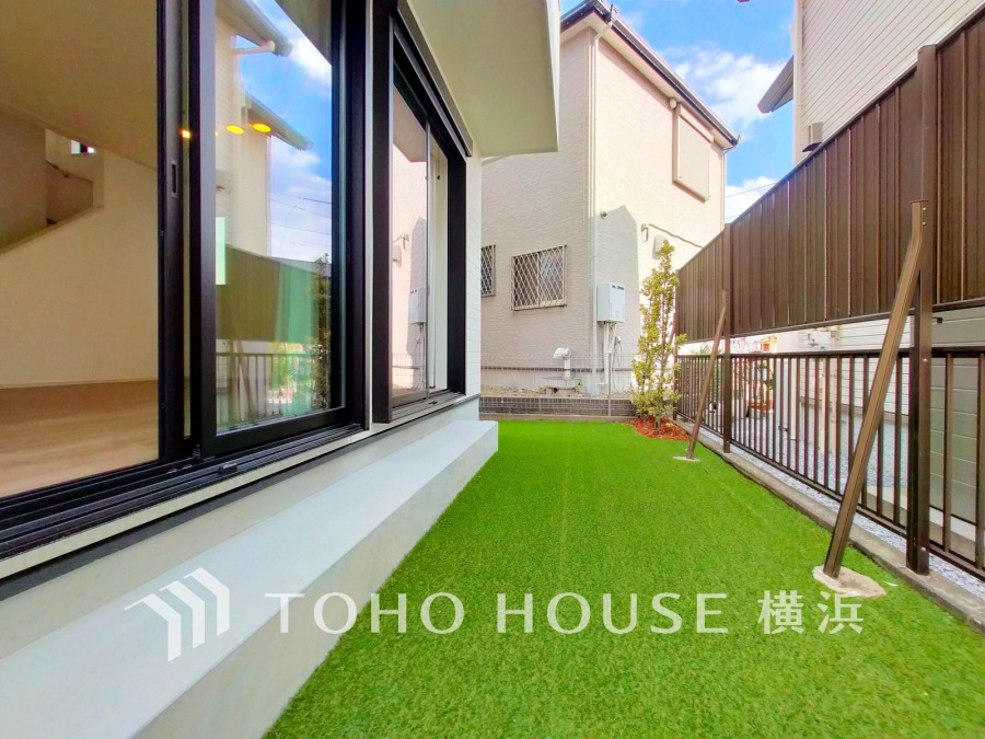 青い空と緑の芝のコントラストが美しいお庭となっております。ガーデニングなどもお楽しみ頂けます。お子様も安心して遊べますね。