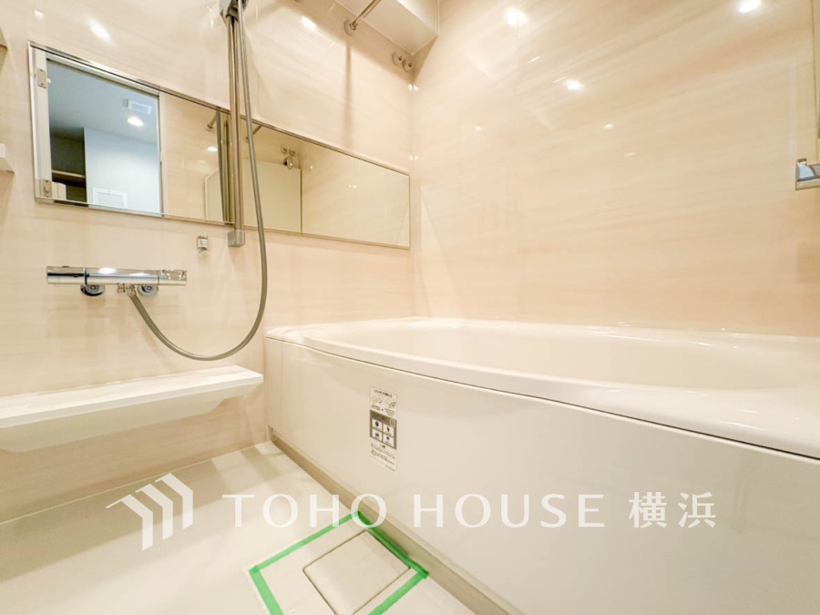 明るい色合いと上質な質感が美しいバスルーム。一日の疲れをさっぱりと洗い流し、寛ぎとリフレッシュのための大切な空間。