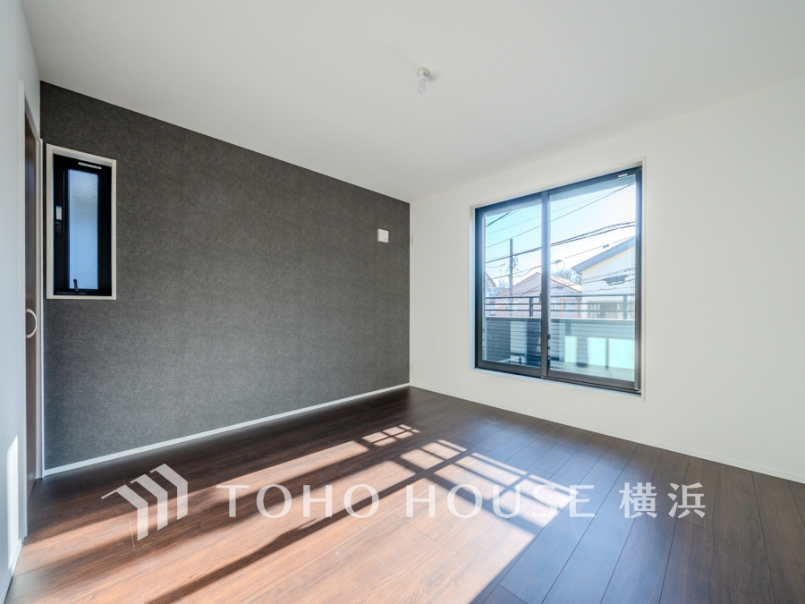 シンプルで落ち着いた色調の洋室。大きな窓から自然光がたっぷり入る明るく開放的な空間です。