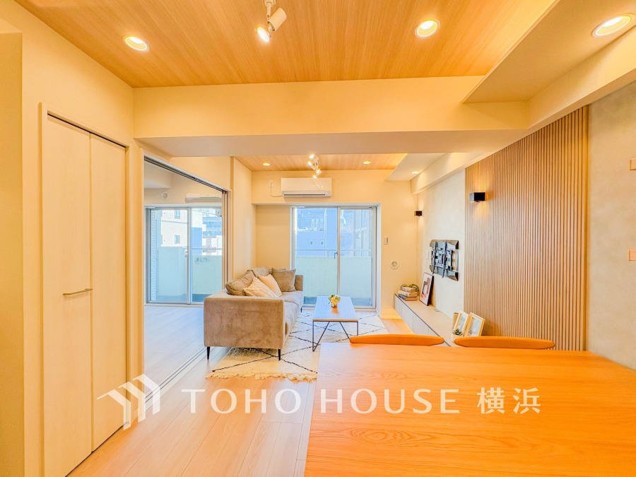 やわらかな陽射しがふりそそぎ、室内に開放感と爽快感をもたらします。
