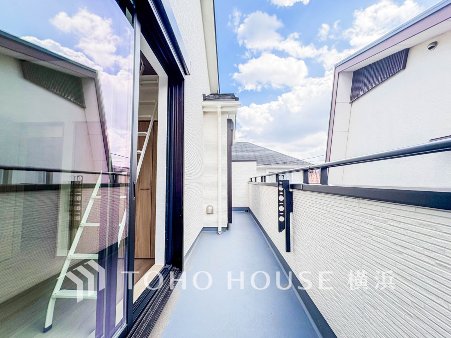 気持ちのいい空が見渡せるバルコニー。爽やかな風を感じて、心躍る素敵な暮らしがはじまります。
