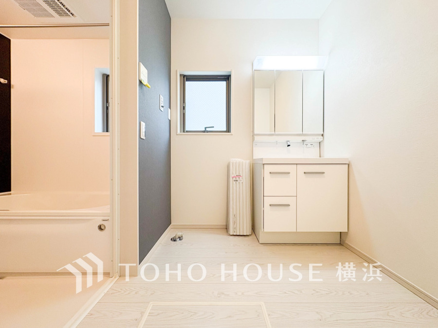 ご家族の1日が始まり、1日の終わりを締めくくる洗面空間。洗濯機を配置しても十分なスペースを確保した設計となっております。