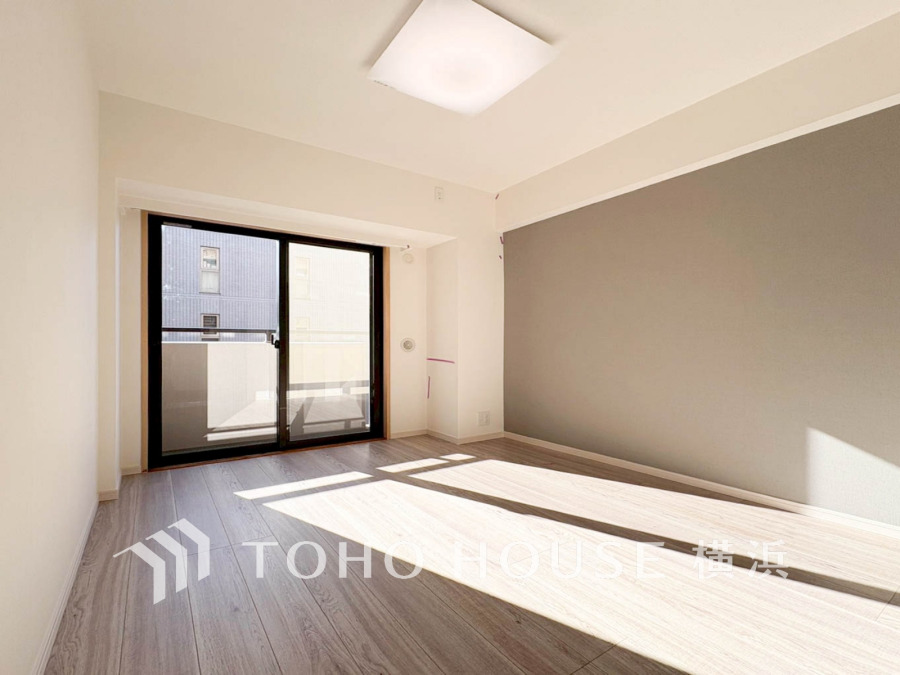 大きな窓から自然光が差し込む明るい洋室。シンプルなデザインで多彩なインテリアに対応可能です。