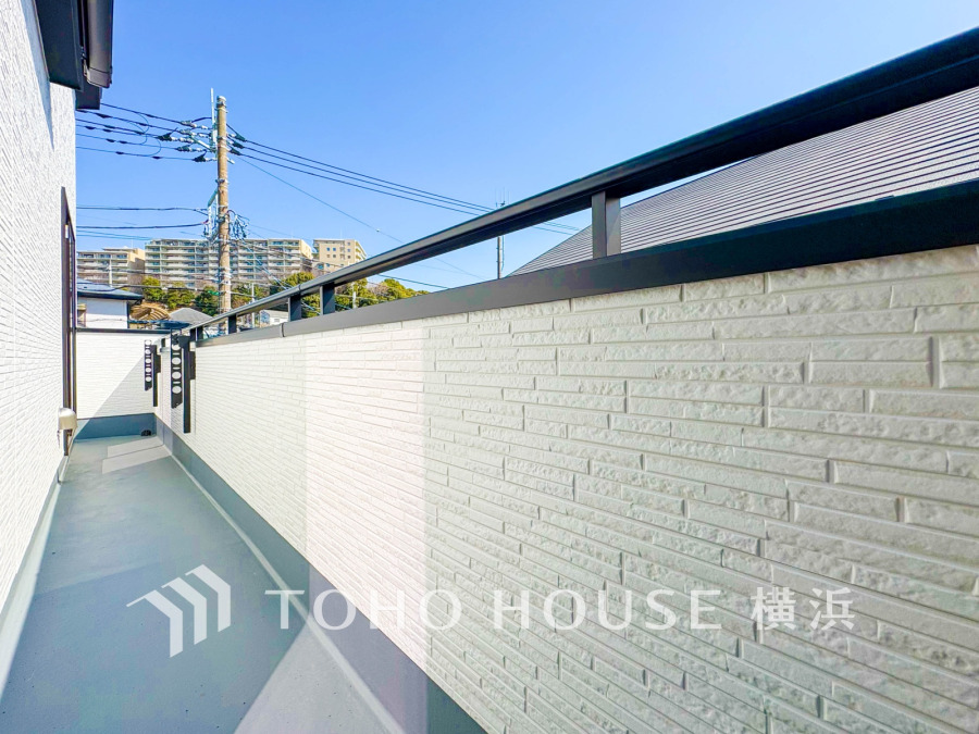 気持ちのいい空が見渡せる広いバルコニー。爽やかな風を感じて、心躍る素敵な暮らしがはじまります。