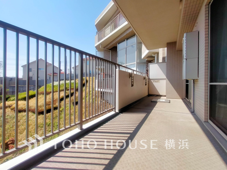 たっぷりの陽光が差し込む南向きのバルコニー。周辺には陽射しを遮る高い建物がなく、太陽の恵みを存分に享受できます。爽やかな風と暖かな陽射しが紡ぐハーモニーが日々の暮らしのBGMに。