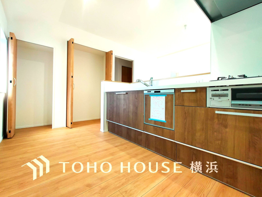 木目調の落ち着いたキッチンは収納豊富で使いやすく、明るい空間が家族の団らんを彩ります。