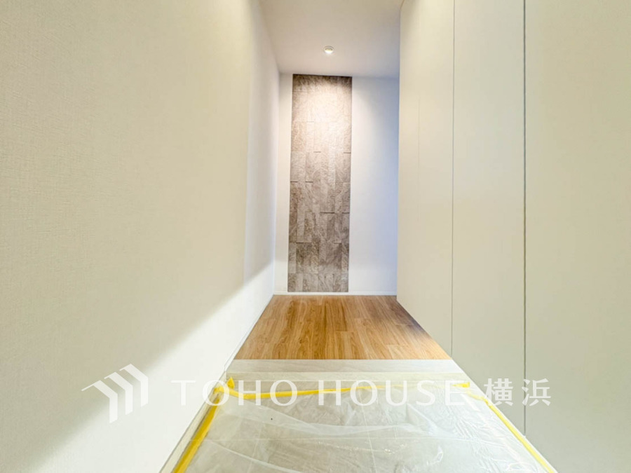 上質感漂う玄関と廊下。居住者の帰り、訪れる方を優しく迎える・安らぎに満ちた生活空間を予感させる。健やかな暮らしを楽しめることでしょう。