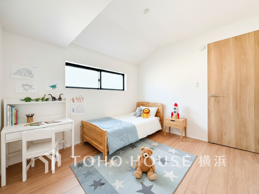 穏やかな風と陽光を導き、プライバシーに配慮された設計プランを採用し、居住性を一段と心地よいものにしています。明るく開放的な空間を演出しております。（家具はAI加工です）