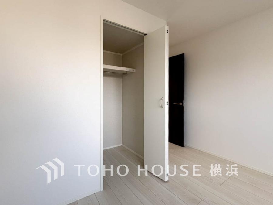 清潔感あふれるホワイト基調の室内。奥行きのあるクローゼットで収納力も充実したシンプルな居室です。