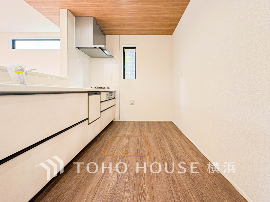 リビングダイニングとの一体感を感じられる対面式キッチン。ハイセンスな空間を豊かに表現する素敵なキッチンで快適にお料理をお楽しみください。