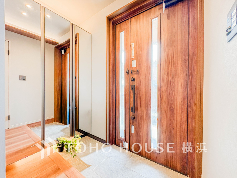 清潔感溢れる玄関がお出迎えする本邸宅の物語は、ここから始まる日常を期待させます。この場所には「希望」と「優越」で包み込んでくれる「特別」な空間があります。