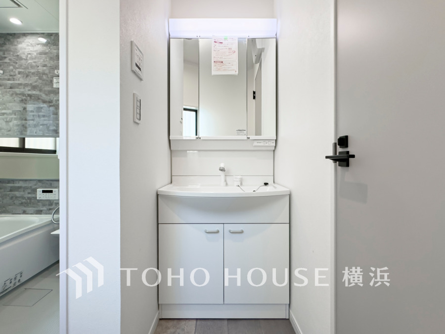 新規交換された洗面化粧台は美しく使いやすい機能が備えられています。