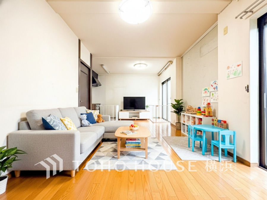 南向きで明るく広々としたリビングは家族団らんの寛ぎの空間。（家具・装飾品はAI加工です）