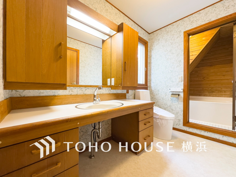 ゆったり落ち着いてお使い頂ける広さが魅力の洗面所。収納も充実しています。
