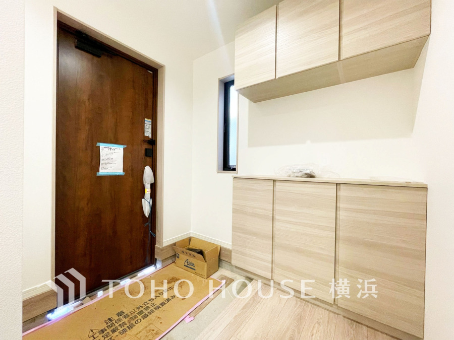 お客様をお迎えする玄関は落ち着いた雰囲気。帰り着くたびに洗練されたテイストの空間に迎えられ誇りと喜びを感じる玄関まわりです。 